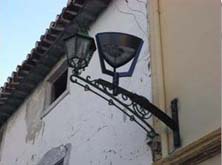 Farolas antiguas de forja (eliminadas) y farolas modernas recién instaladas que no siguen los modelos de Úbeda